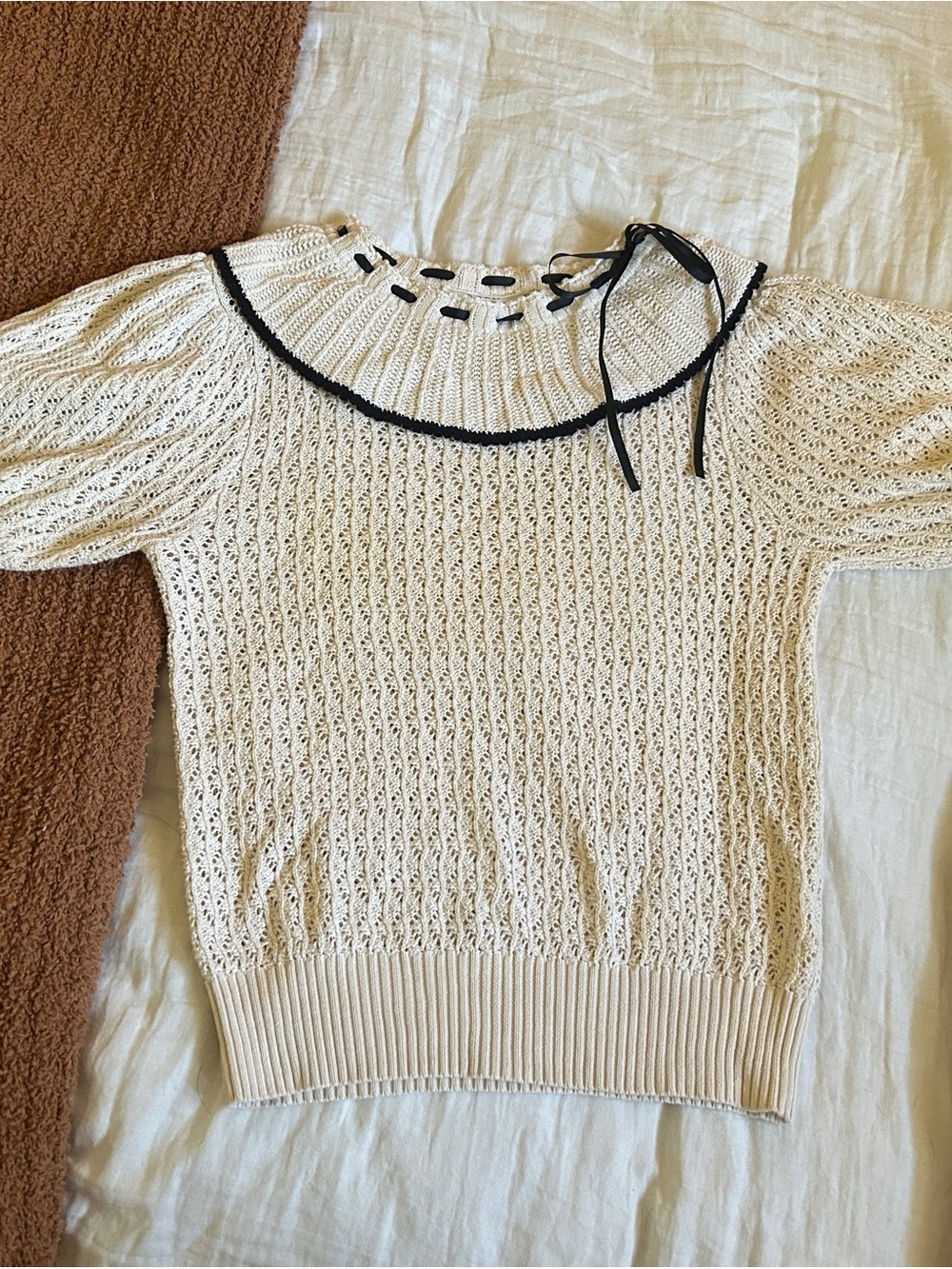 Doen Cream Knit Short-Sleeve Sweater with Black Trim and Tie